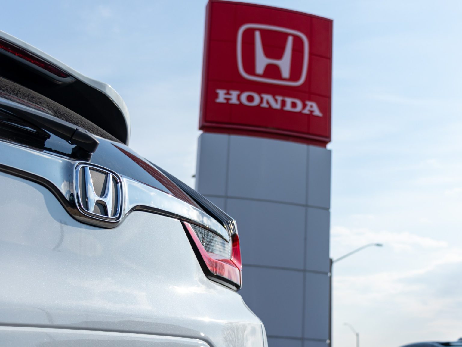 هوندا ونيسان تتجهان للاندماج وميتسوبيشي بالطريق