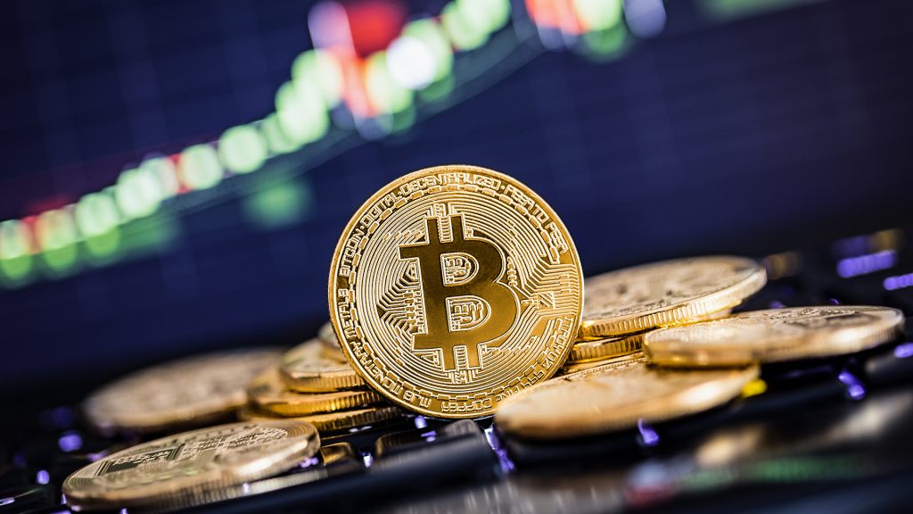 بيتكوين تسجل قمة جديدة فوق 106 آلاف دولار