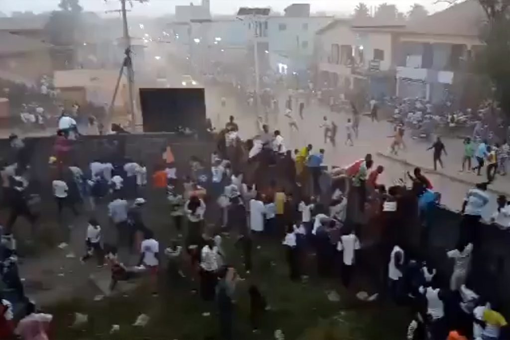 عشرات القتلى بصدامات أثناء مباراة كرة قدم في غينيا