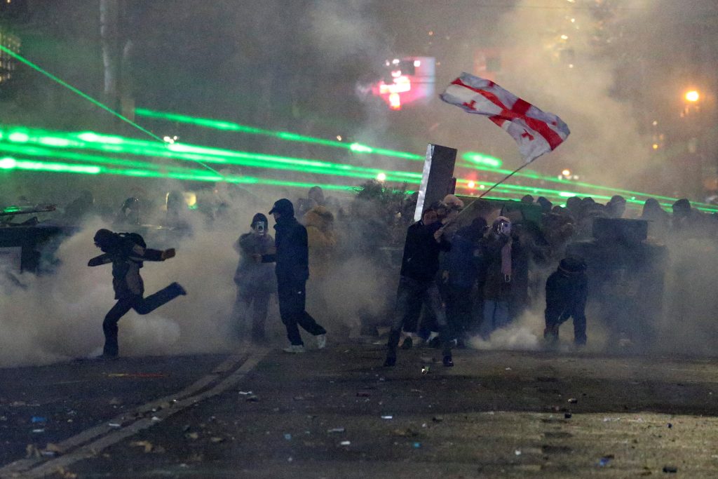 “العفو الدولية” تدين قمع الاحتجاجات في جورجيا وتطالب بمحاسبة المسؤولين