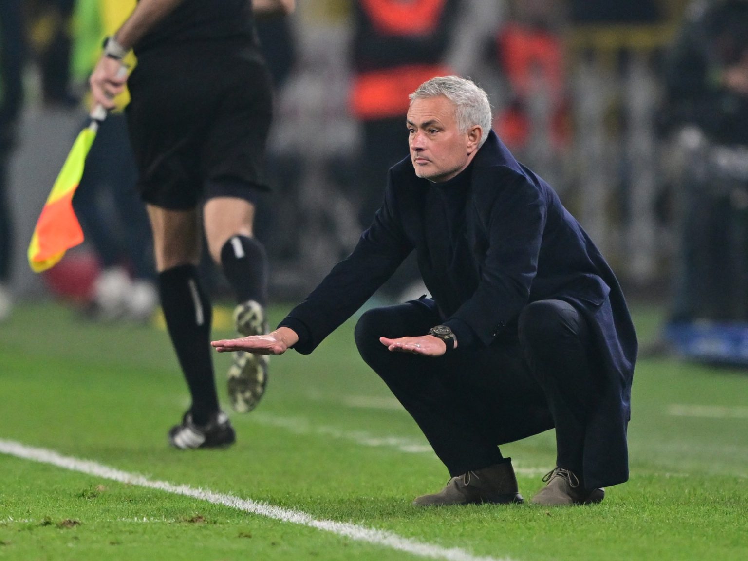 شاهد.. خطأ مورينيو الغريب قبل مباراة فنربخشة وليون بالدوري الأوروبي