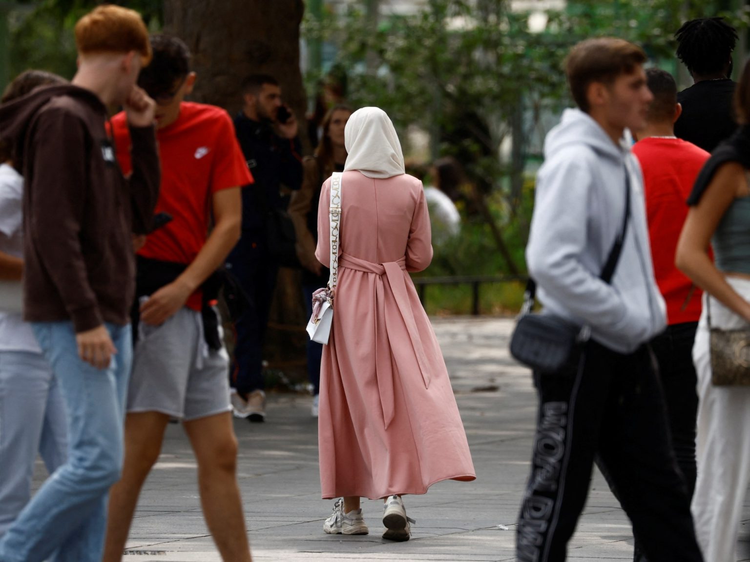 ملف مثير بميديا بارت: الإسلاموفوبيا تعصف بالمسلمين في فرنسا