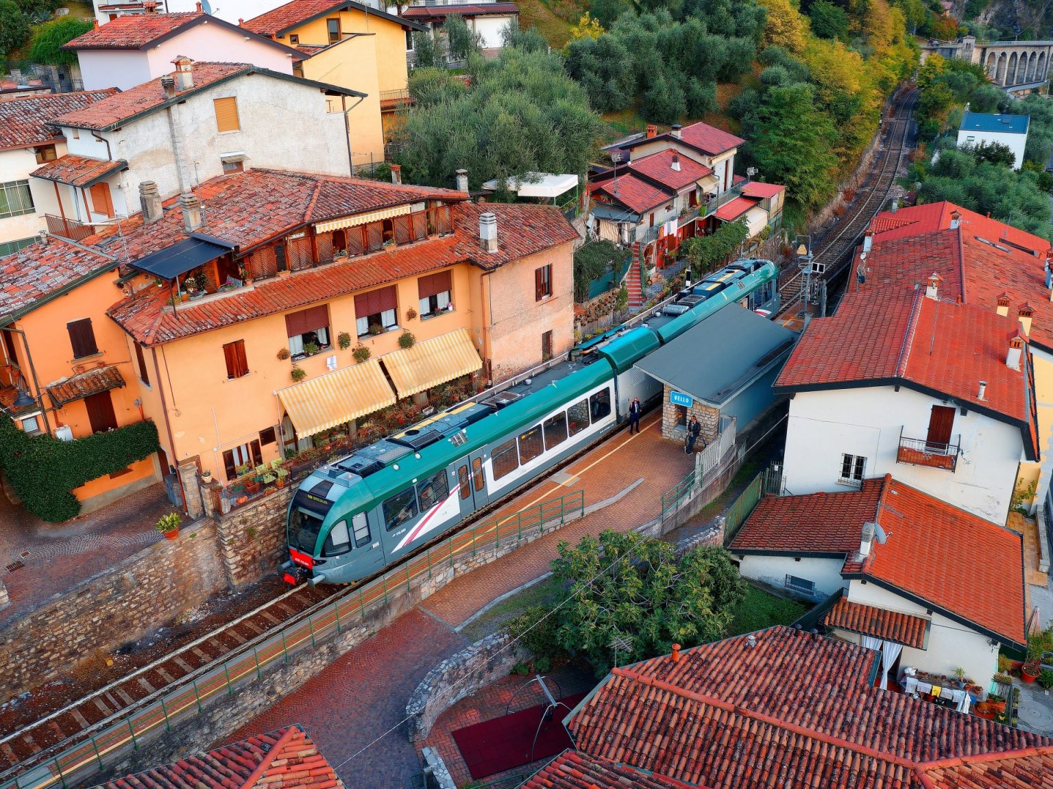 هل تفكر بالسفر إلى إيطاليا؟ إليك 4 رحلات بالقطار لا تفوّت