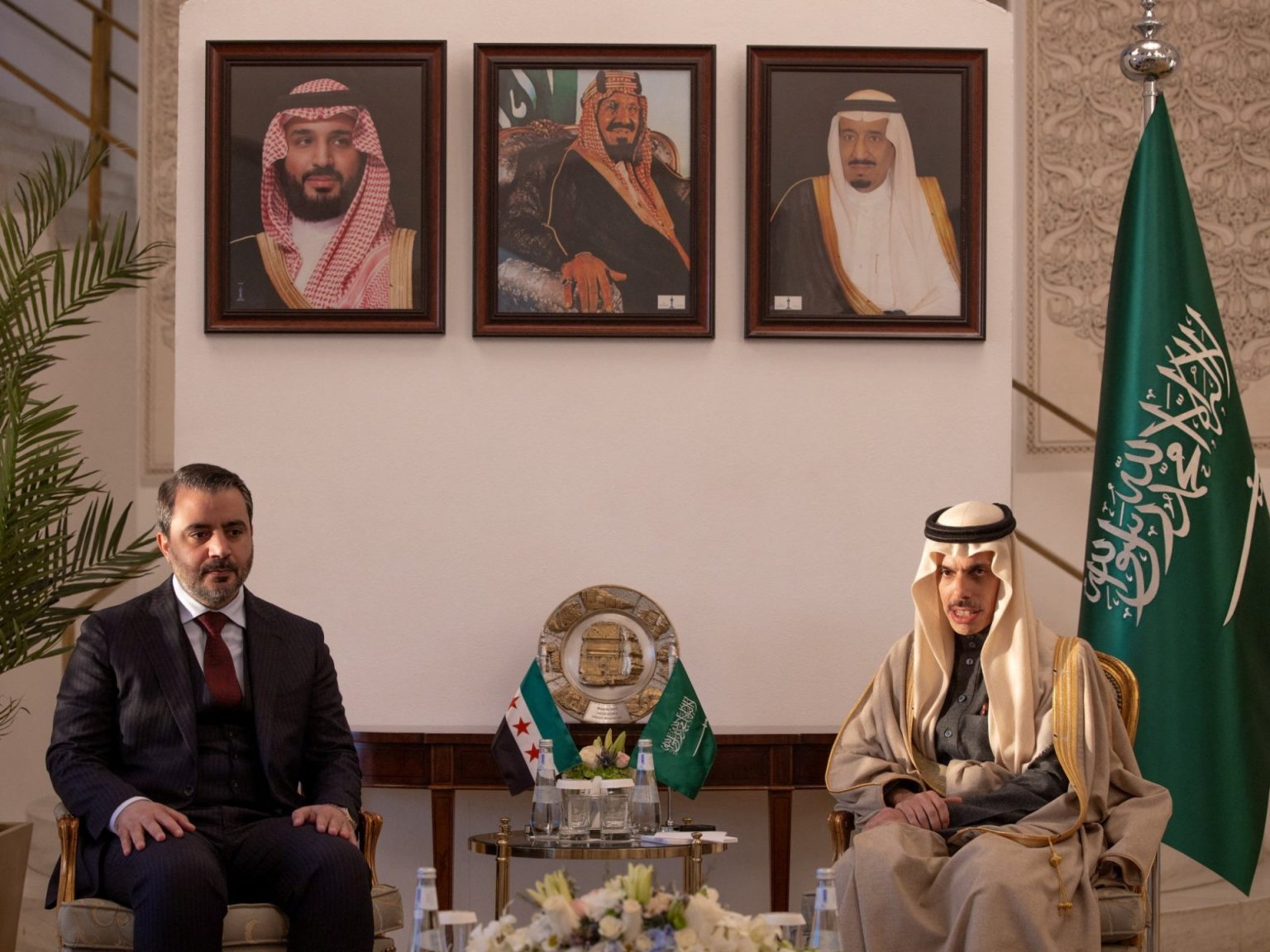 وزير الخارجية السوري يبحث في الرياض سبل دعم العملية الانتقالية