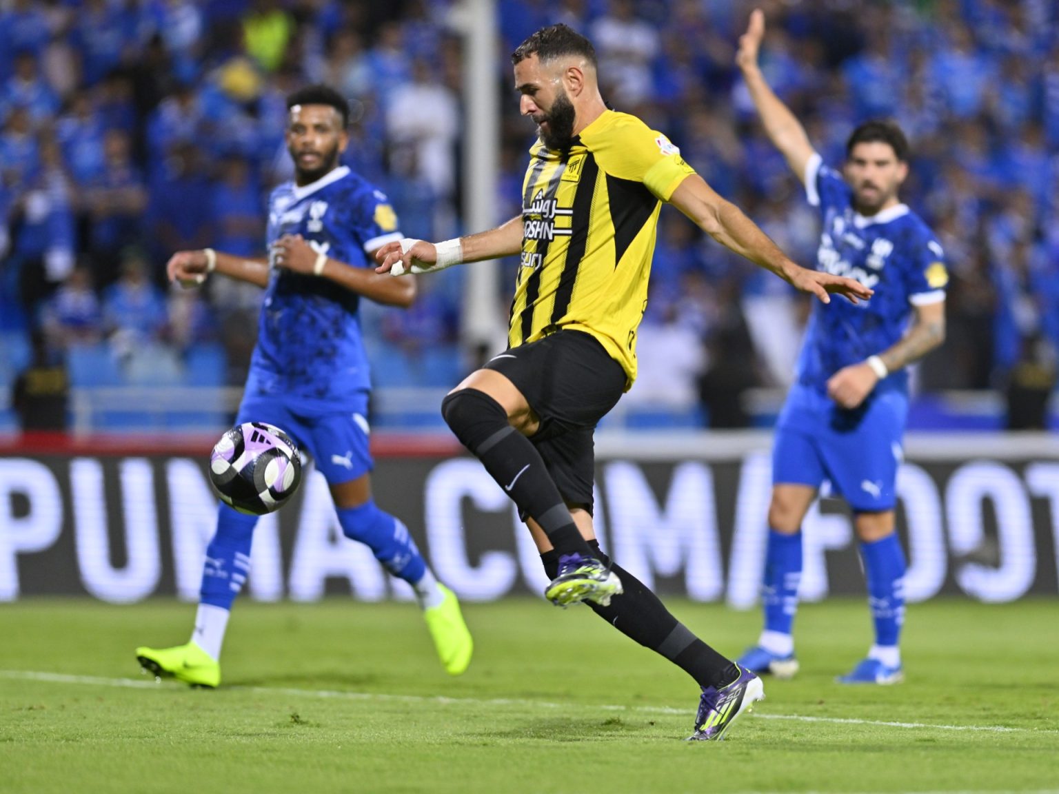 بنحو 60 ألف دولار.. الاتحاد يطالب بحكام أجانب لإدارة مواجهته ضد الهلال