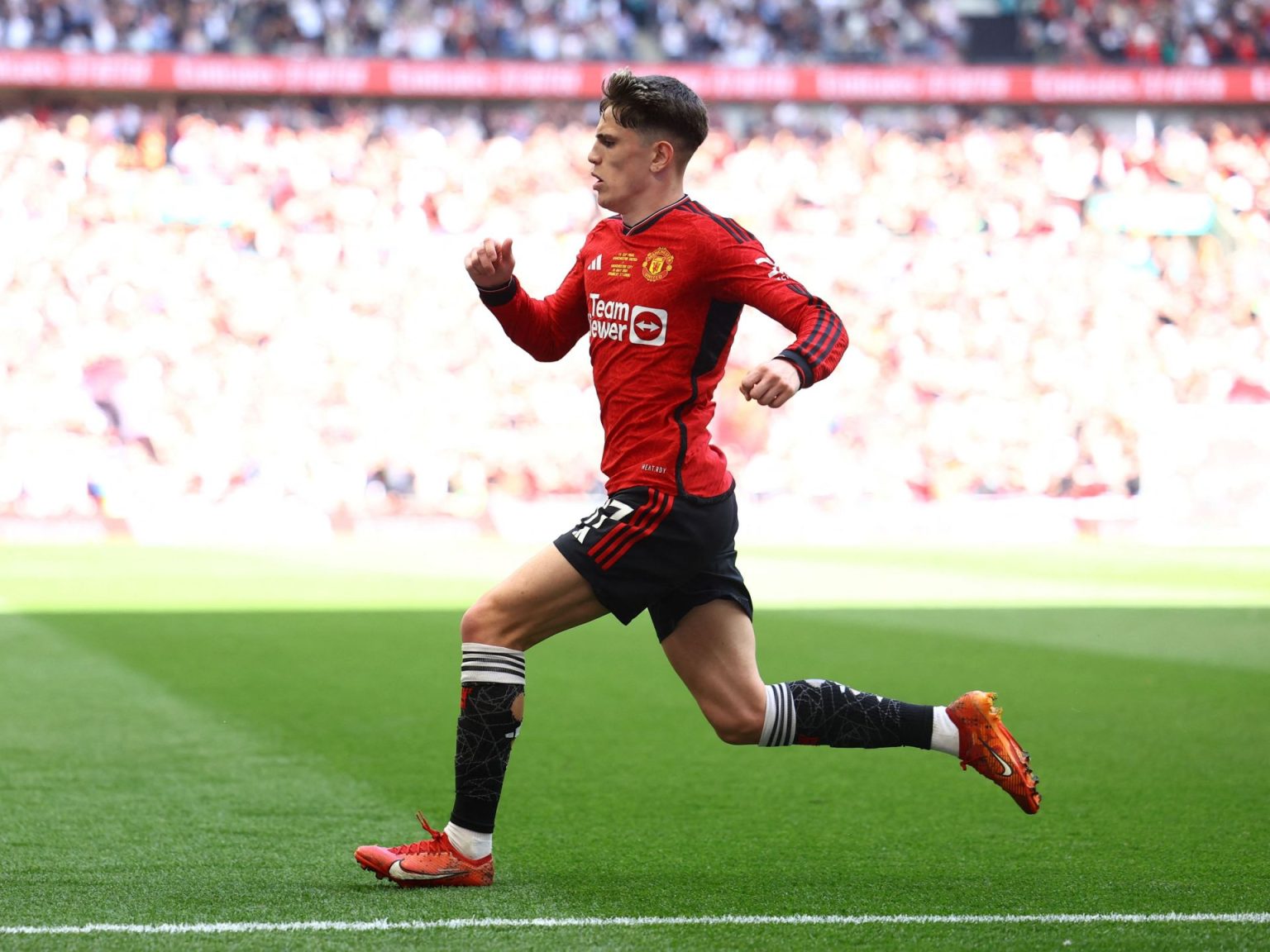 نجم مانشستر يونايتد يثير الجدل بسبب ميسي ورونالدو