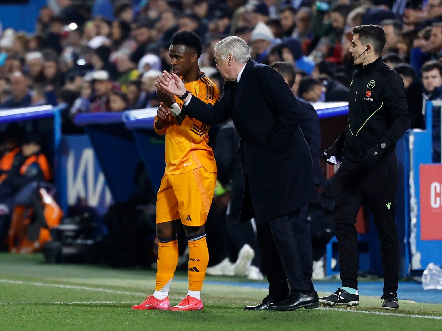 أنشيلوتي يقف في صف مودريتش بعد شجاره مع فينيسيوس