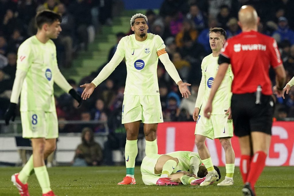 أراوخو من صخرة دفاع برشلونة إلى نقطة ضعفه