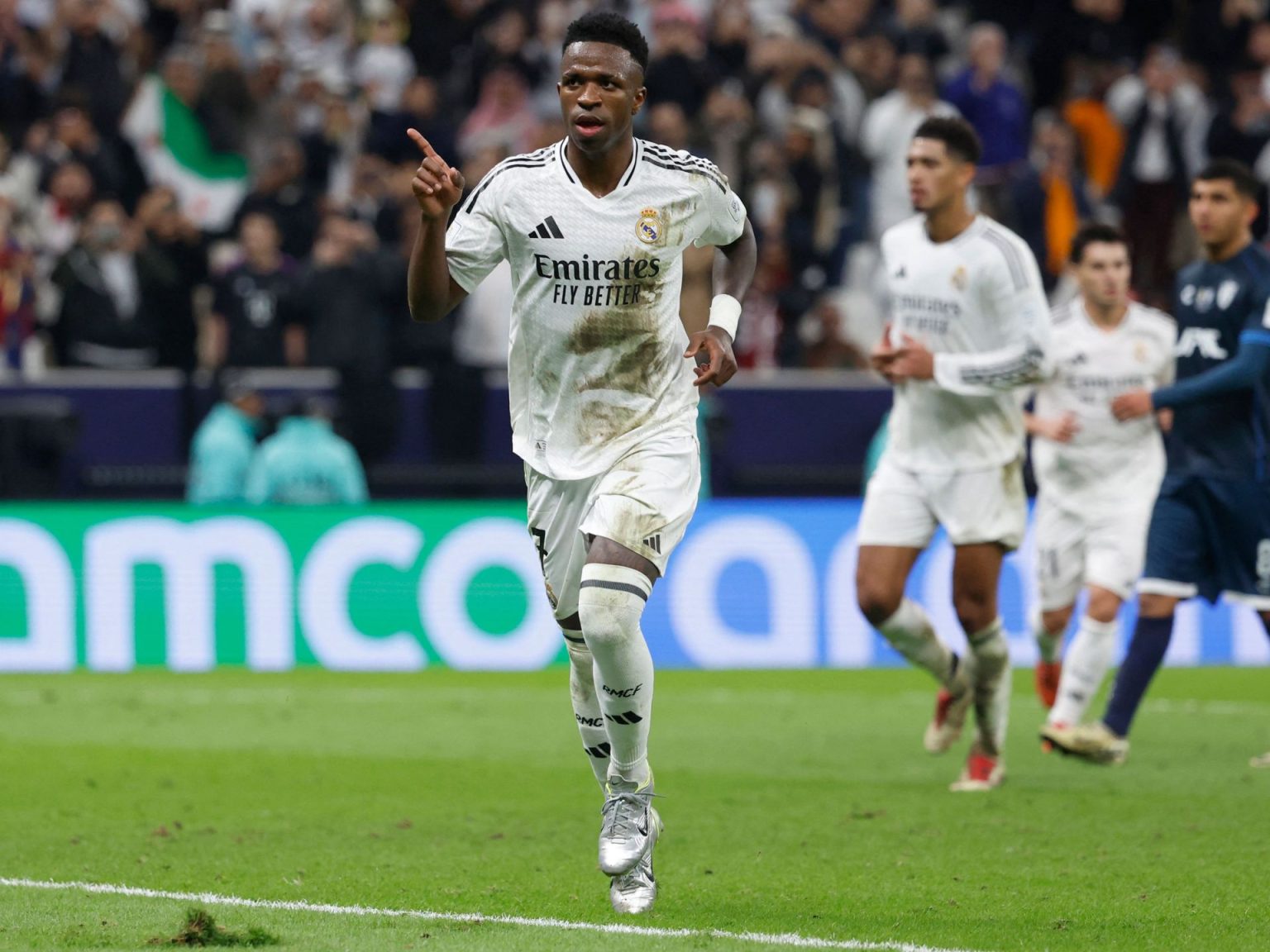 فينيسيوس يرفض عرض ريال مدريد لتجديد عقده