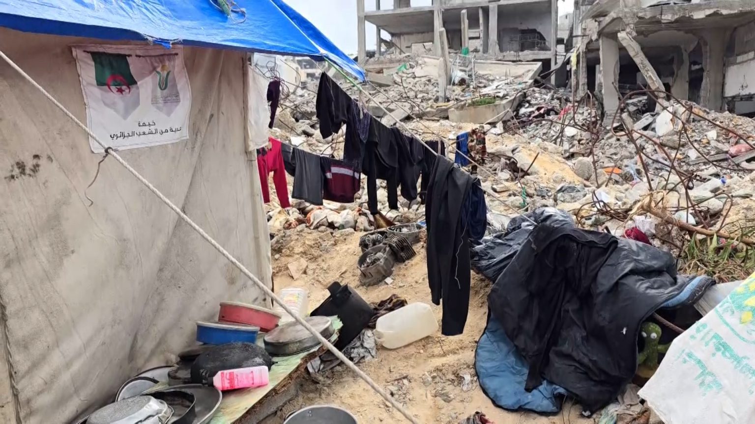 تفاقم معاناة أهالي غزة بسبب نقص المواد الغذائية والأغطية