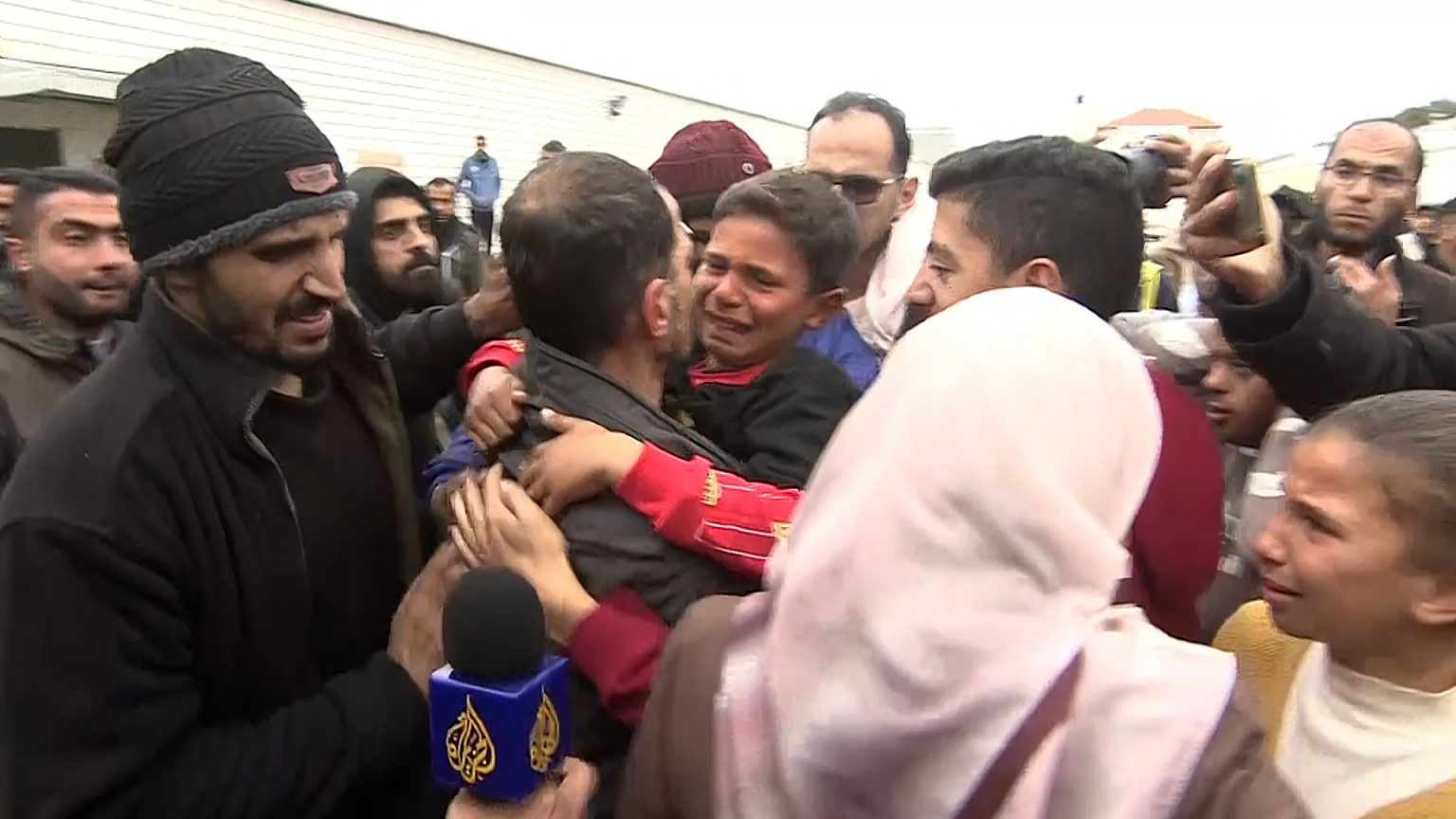 الجزيرة ترصد لحظة التقاء أسيرين محررين بذويهما في غزة