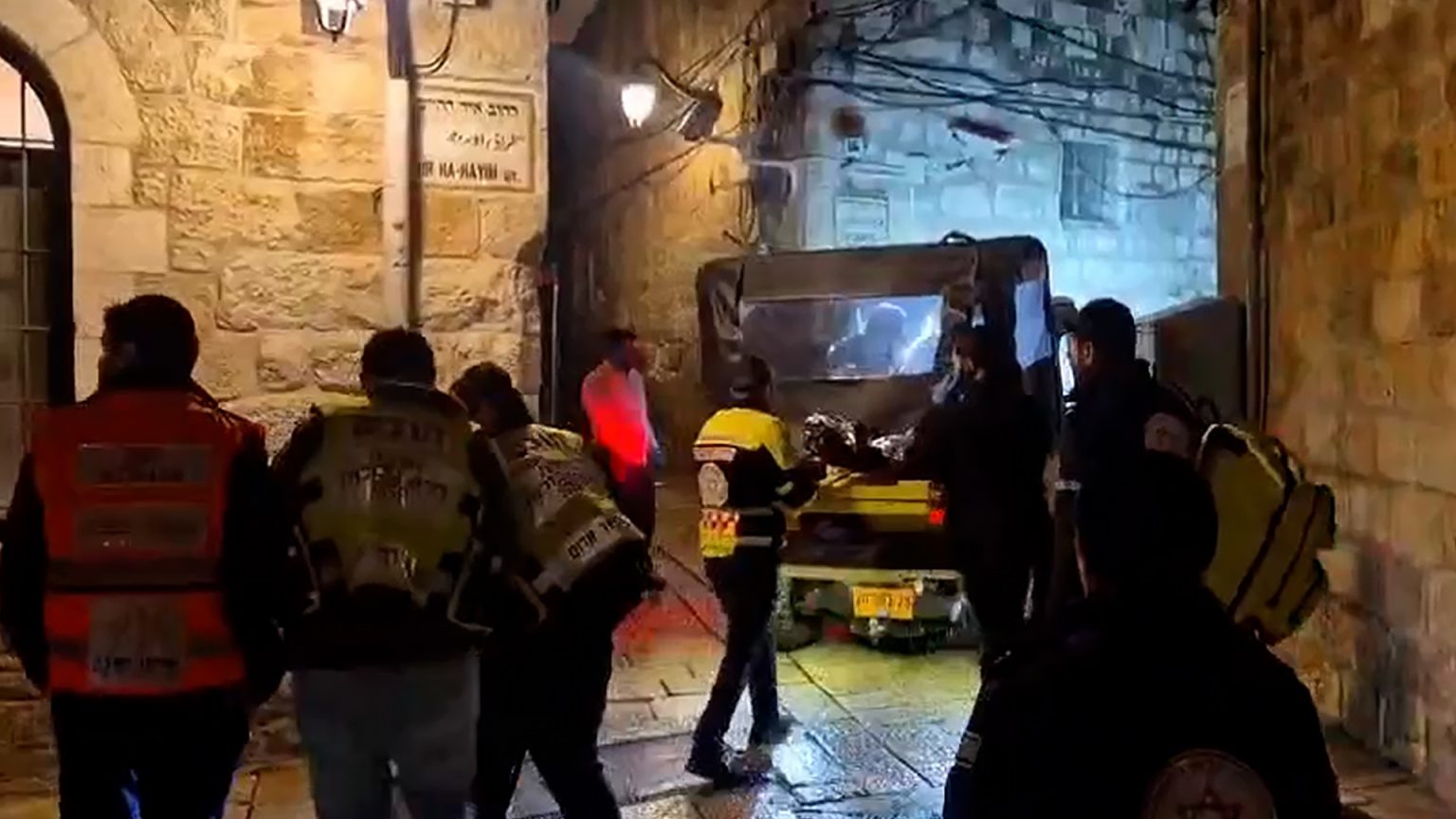 طعن إسرائيلية في القدس والاحتلال يجدد اقتحاماته بالضفة