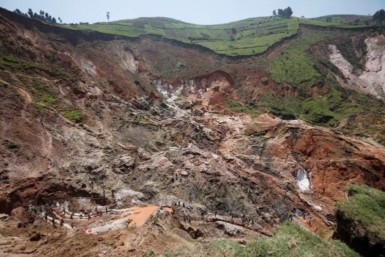 Labourers work at an open shaft of the SMB coltan mine near the town of Rubaya in the Eastern Democratic Republic of Congo, August 13, 2019. Picture taken August 13, 2019. REUTERS/Baz Ratner