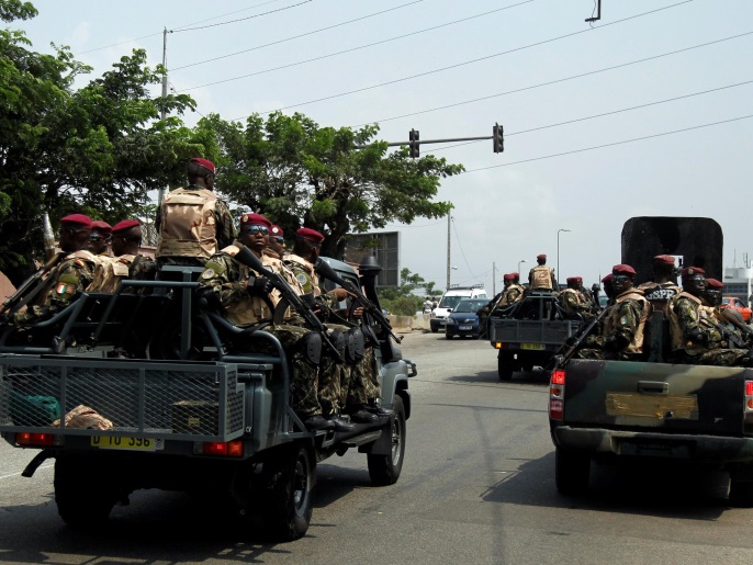 Soldiers of the Ivory Coast presidential guard patrol as they arrive at the port of Abidjan, Ivory Coast January 18,2017. REUTERS/Luc Gnago