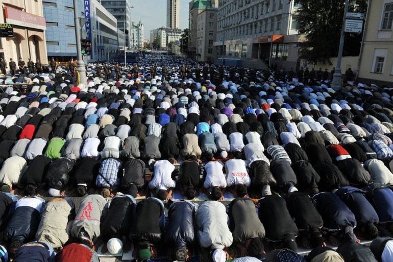 Thousands of believers take part in morning prayers to celebrate the first day of Eid-al-Fitr in Moscow August 8, 2013. The Eid al-Fitr festival marks the end of the Muslim holy fasting month of Ramadan. REUTERS/Sergei Karpukhin (RUSSIA - Tags: RELIGION)