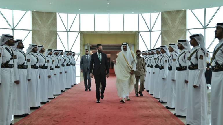 رئيس الجمهورية العربية السورية السيد أحمد الشرع ومعالي وزير الخارجية السيد أسعد الشيباني يصلان مطار حمد الدولي بالدوحة، وفي استقبالهم سمو الشيخ تميم بن حمد آل ثاني أمير دولة قطر الشقيقة- مصدر الصور: رئاسة الجمهوية العربية السورية