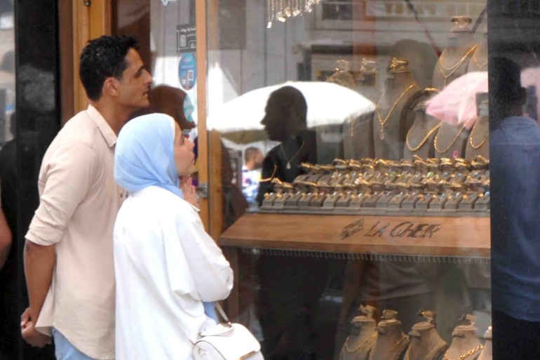 اقتناء وشراء الذهب من العادات المصرية في المناسبات الاجتماعية (الجزيرة)