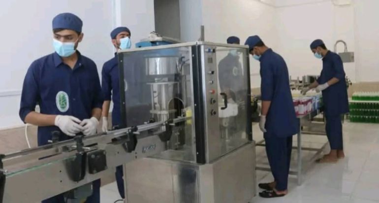 افتتاح أول مصنع لإنتاج الأدوية في ولاية هلمند جنوبي أفغانستان باستثمار 30 مليون أفغاني موفرًا 220 فرصة عمل (الجزيرة)