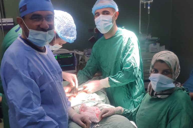 الطبيب ابراهيم أويجون (يسار) وزوجته الطبيبة إيمان (يمين) خلال إجراء عملية لأحد الجرحى