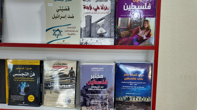 كتب تعنى بالقضية الفلسطينية والمقاومة ضمن معرض الكتاب العربي العاشر (الجزيرة)