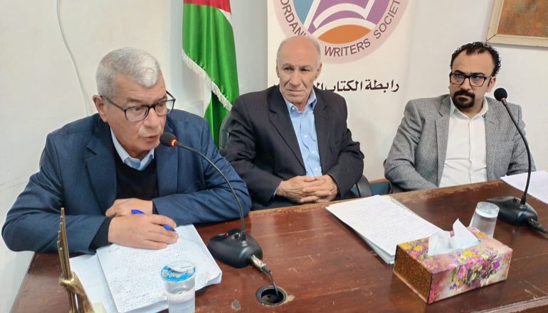 عيسى قراقع الثالث يسار وإلى حانبه د حسن منصور ورامي ياسين الجزيرة