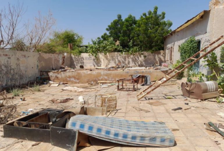 آثار قصف في المسرح القومي بأم درمان