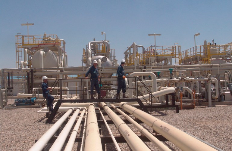 حقل طاوكي النفطي شمالي العراق يضخ كميات من النفط عبر خط الخط النفطي المتجه إلى ميناء جيهان التركي للتصدير (الأوروبية) epa01748177 Iraqi workers at Tawke oil field in the town of Zakho, northern Iraq on 01 June 2009. The government's Ministry of Natural Resources announced the official start of oil exports from the Tawke field for 01 June at an average rate of 60,000 bpd, The ministry also said that 40,000 bpd of crude exports from Taq Taq field, which has estimated oil reserves of 1.2 billion barrels, would begin traveling by truck and through an Iraqi-Turkish export pipeline and the exported crude from both fields will be marketed by Iraq's State Oil Marketing Organization (SOMO), noting that the revenue will be deposited to the federal government's account. EPA/KAMAL AKRAYI