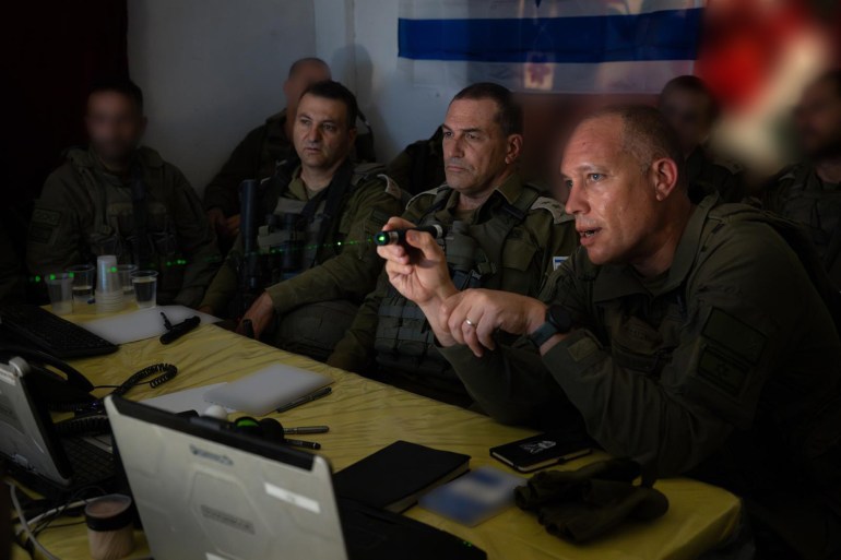 رئيس الأركان إيال زامير، يواجه تحديات غير مسبوقة في ظل اتساع دائرة رفض الخدمة العسكرية، وزامير كثف من جولات التفقدية للقوات البرية بالقطاع لمنع اتساع ظاهرة الرفض (جميع الصور من تصوير المتحدث باسم الجيش الإسرائيلي التي عممها للاستعمال الحر لوسائل الإعلام)