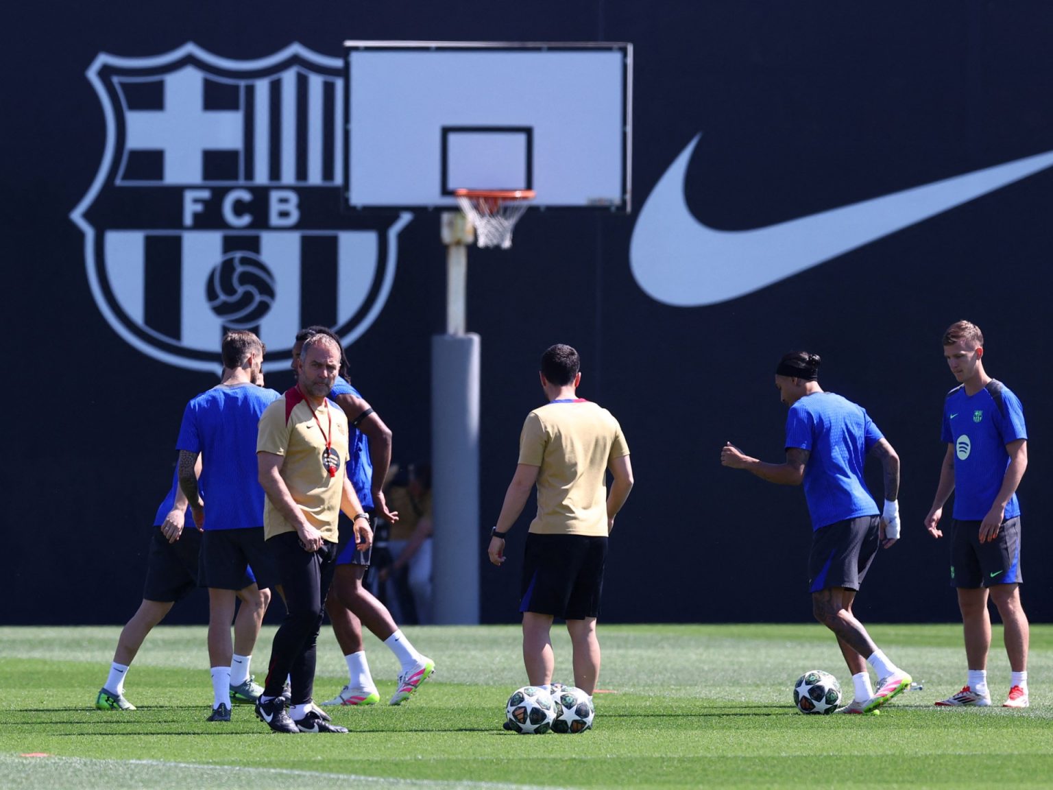 شاهد.. فليك يوبخ رباعي برشلونة قبل ساعات من مباراة إنتر