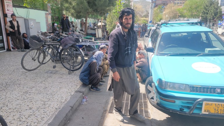 في المناطق الريفية، ترتبط فرص العمل الموسمية بشبكات اجتماعية ضيقة، وغالبًا ما تُدفع الأجور عينيًا أو بمبالغ زهيدة (الجزيرة)