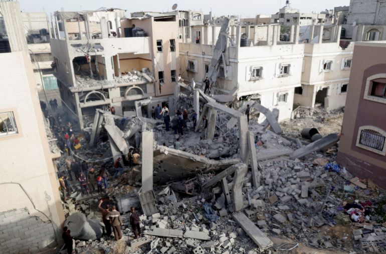 Palestinians inspect the site of an Israeli strike on a house, in Khan Younis in the southern Gaza Strip April 22, 2025. REUTERS/Hatem Khaled