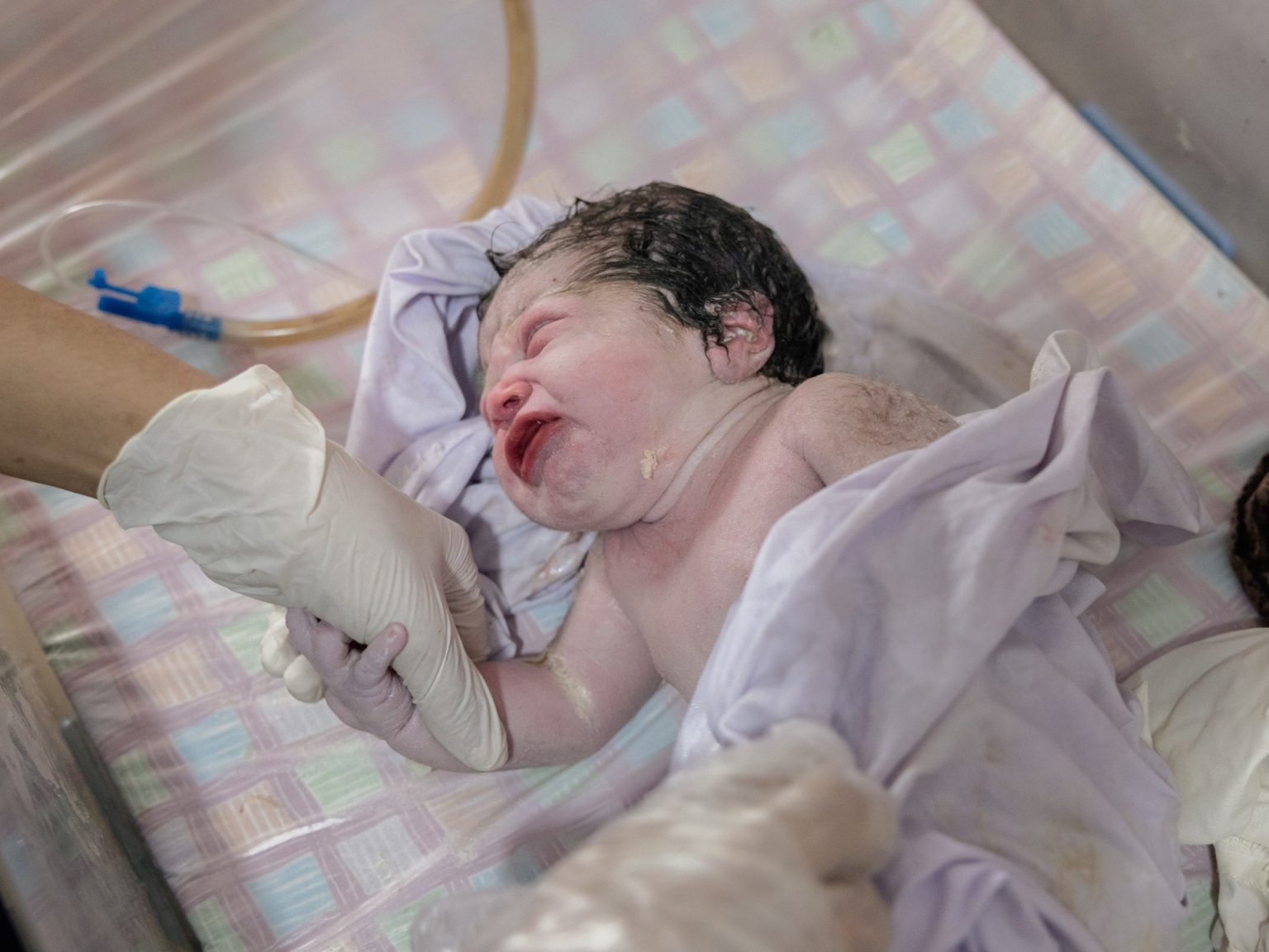 675 مولودا جديدا و27 أمّا يموتون يوميا في باكستان