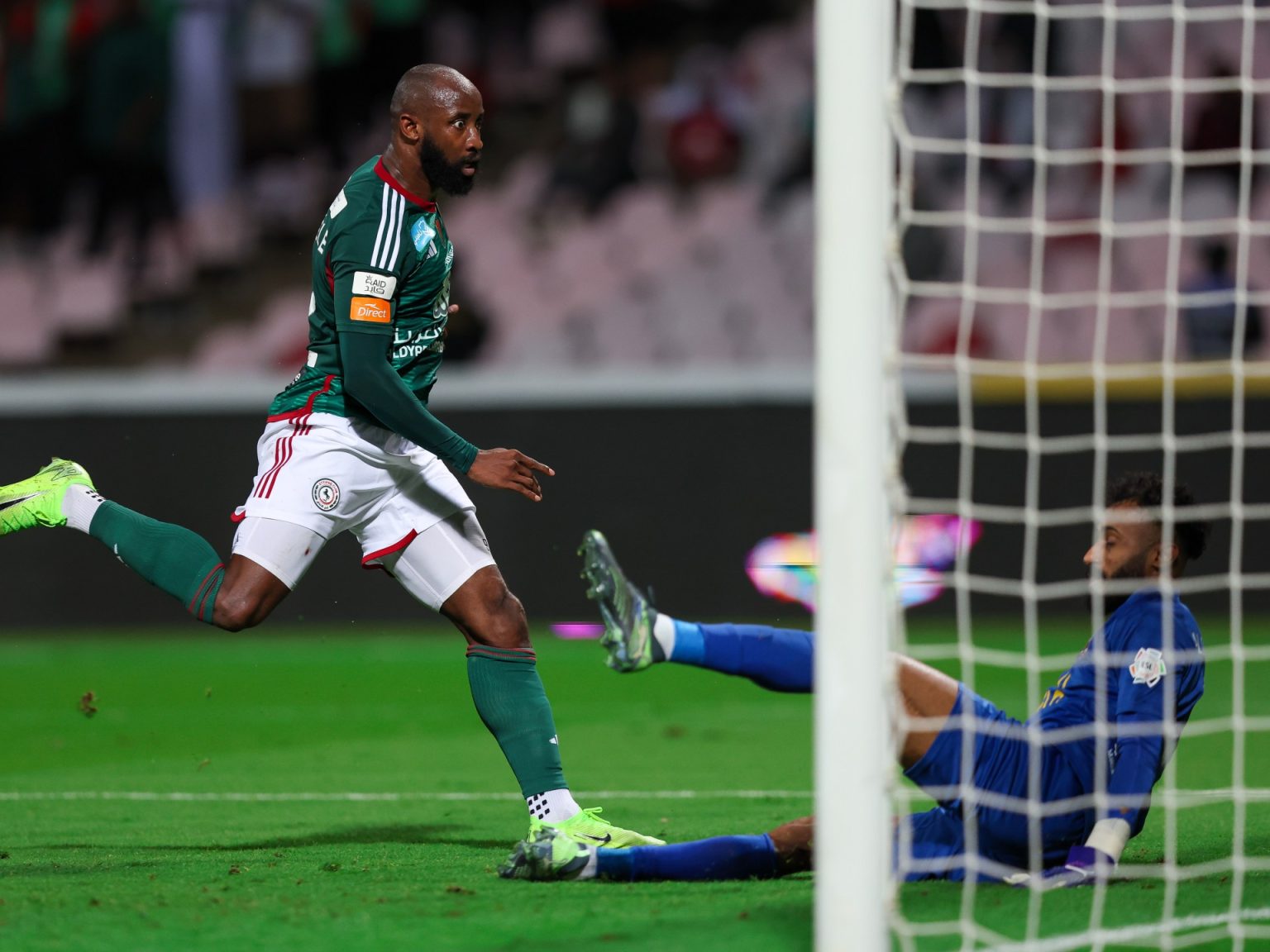 محترف بالدوري السعودي يمتلك ناديا ويشتري آخر