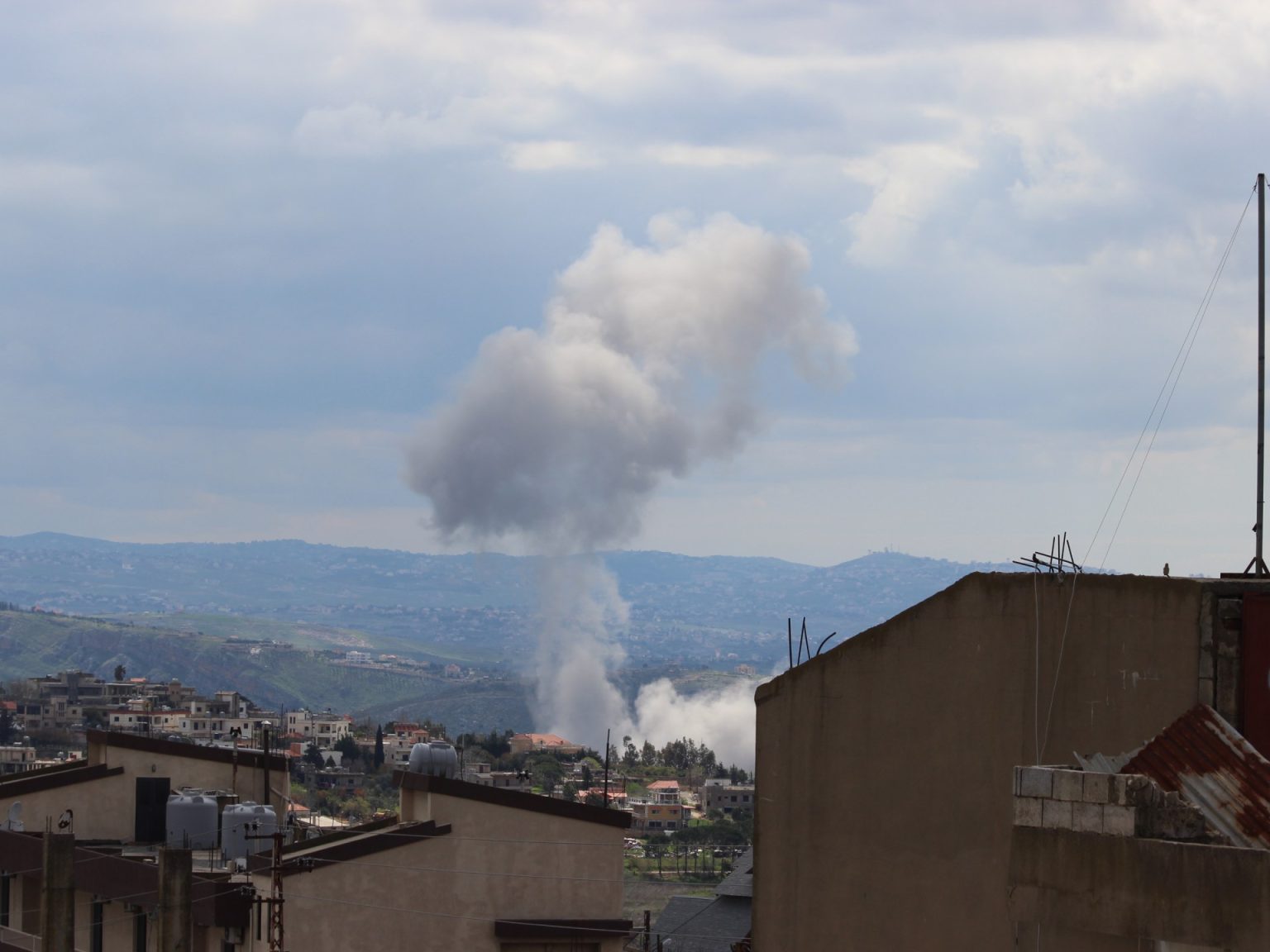 قتيل بغارة إسرائيلية على لبنان وباسيل يؤيد تسليم سلاح حزب الله