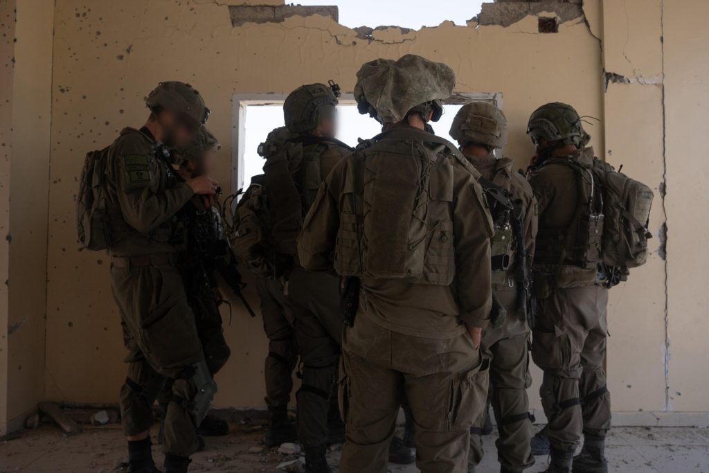 كاتب إسباني: تفاصيل خطة إسرائيل لإخلاء رفح وعزل غزة بالكامل