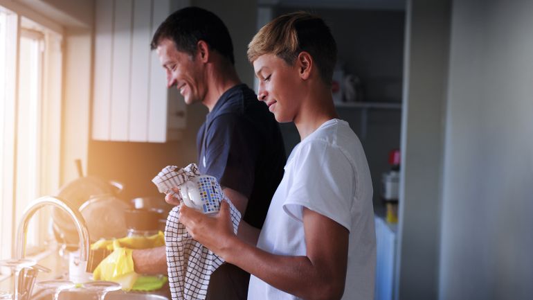 كيف يمكنك إقناع أطفالك بالقيام بالأعمال المنزلية؟