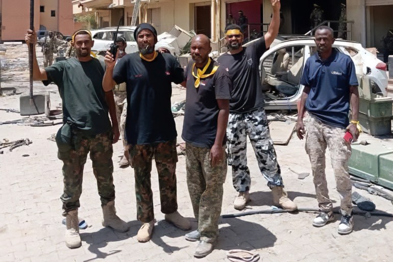 جنود من الجيش بعد السيطرة على ابراج النيلين في محيط القصر الرئاسي