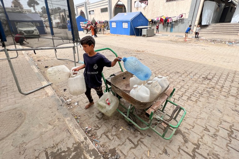 الأطفال في غزة يتحملون عبئا كبيرا في البحث عن مصادر المياه وتعبئتها لأسرهم