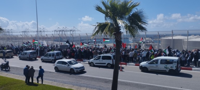 مسيرة قرب مسناء طنجة المتوسط رفضاً لرسو سفينة أمريكية يشتبه في نقلها معدات صيانة موجهة لإسرائيل/ مصدر الصورة: الجزيرة