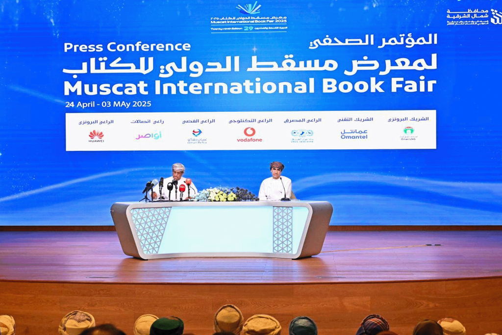 معرض مسقط للكتاب يواجه ارتفاع الحرارة بالقراءة