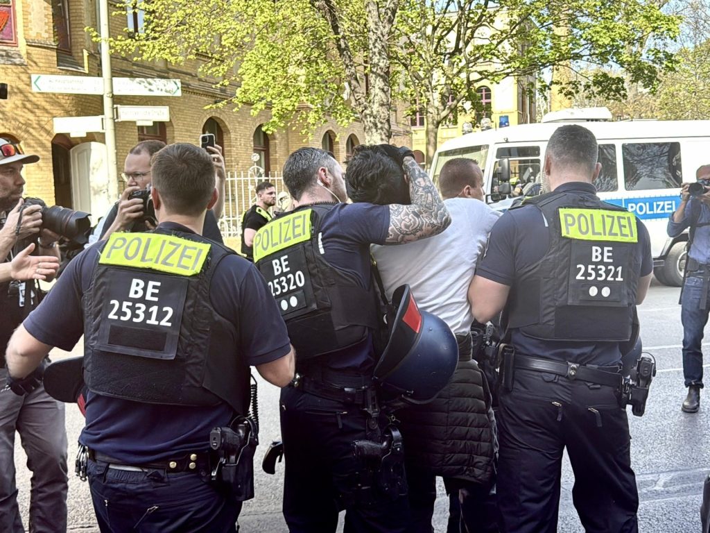 اعتقال طلبة بألمانيا ومظاهرة بفرنسا تندد باستهداف الصحفيين بغزة