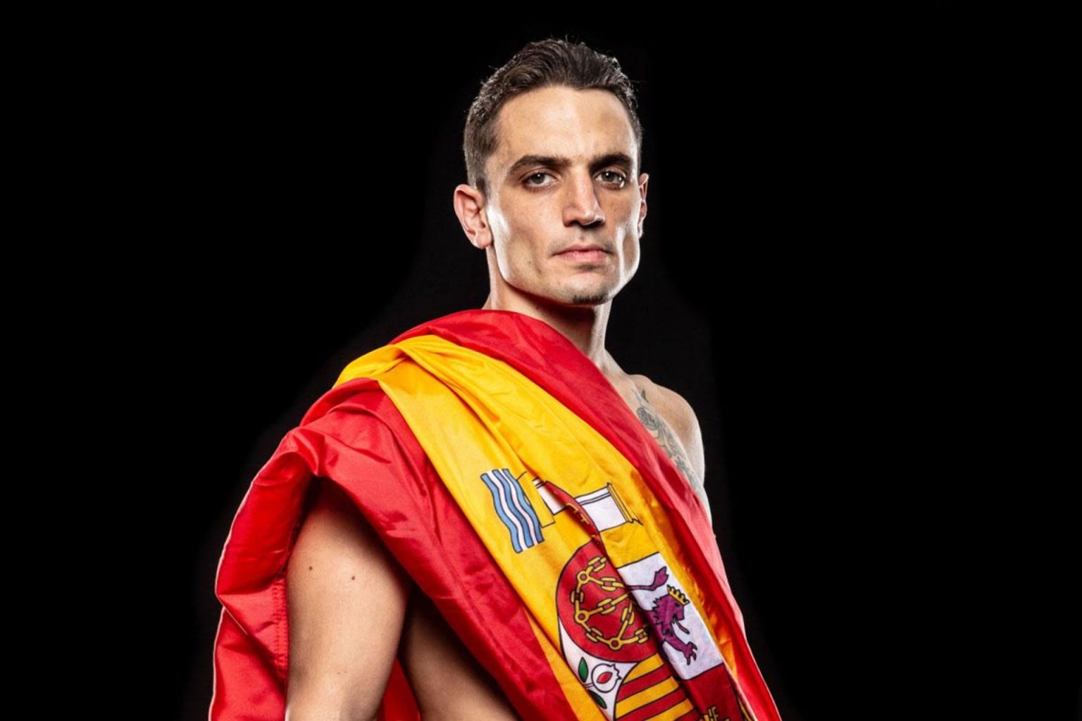 مارتينيز.. لاعب كرة قدم إسباني احترف فنون القتال المختلط