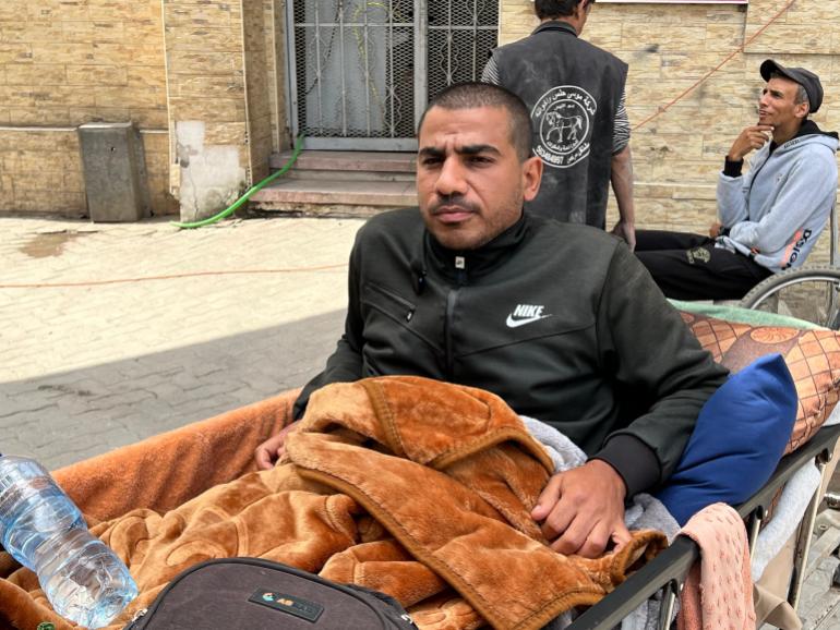 اختار الجريح محمد أبو ناصر (مضطرا) البقاء في قسم الجراحة خلال وقت القصف، نظرا لعدم وجود مرافق معه، ينقله للخارج