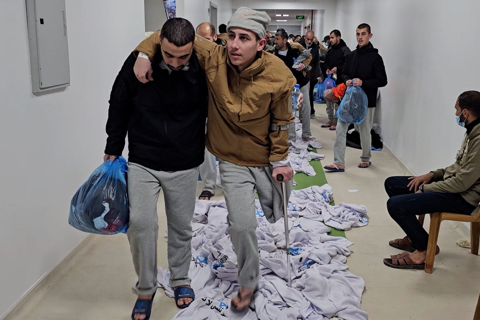 حقوقي فلسطيني: الاحتلال يتعامل مع الأسرى بوحشية وانتقام ممنهج