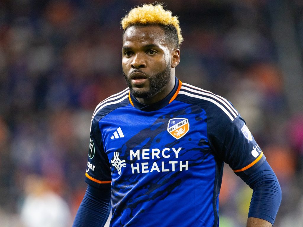 وفاة لاعب غابوني بعد سقوطه من ناطحة سحاب بالصين