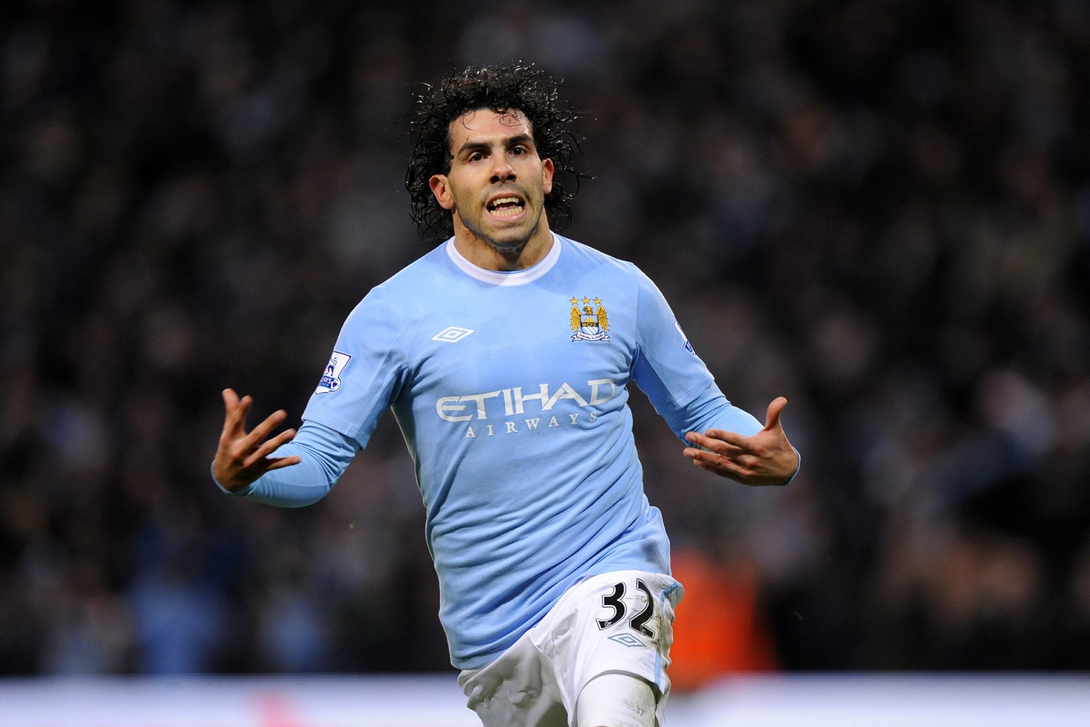 كارلوس تيفيز.. “أباتشي” انتقل من براثن الفقر والجريمة للنجومية والثراء