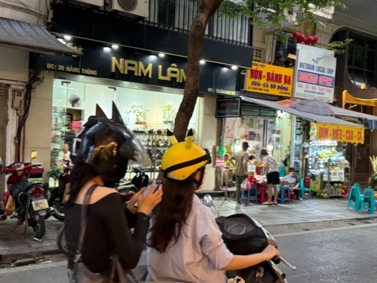 خوذات الخوتوسيكل في هانوي على كل لون وشكل vietnam hanoi فيتنام