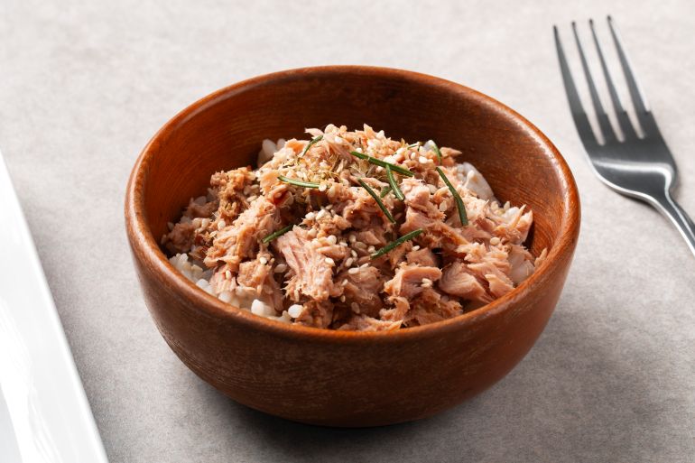 سلطة تونة المصدر: فري بيك https://www.freepik.com/free-photo/delicious-white-tuna-recipe-still-life_133132178.htm#fromView=search&page=2&position=39&uuid=f44b4b42-34ea-4331-a52d-f5ff723a9378&query=canned+tuna+recipes