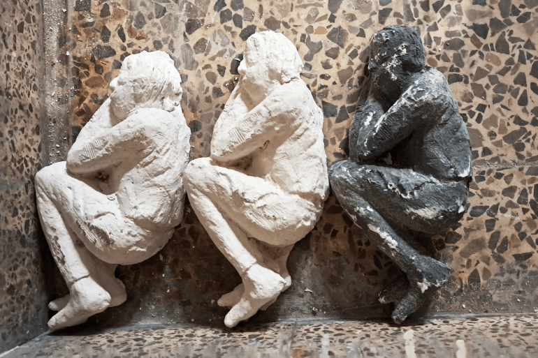 ‎⁨مجسمات من المعرض_ الجزيرة نت مشروع دولة فارماكون .. كيف حول النظام السوري السابق المخدرات إلى أداة للسيطرة والقمع