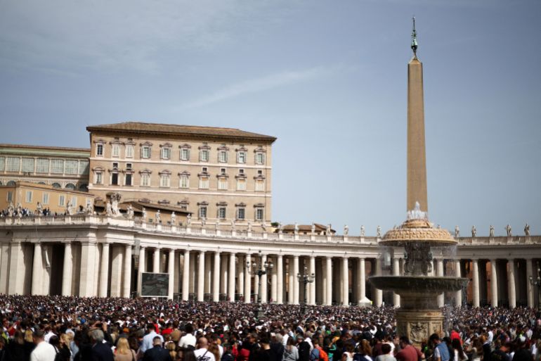 Faithful gather in St. Peter's Square on the day of Easter Sunday Mass at the Vatican, April 20, 2025. REUTERS/Claudia Greco TPX IMAGES OF THE DAY